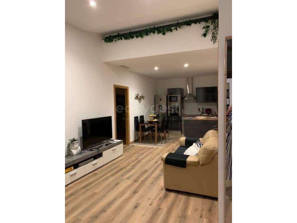 Apartamento T4 Renovado na cidade de Lagoa - Antiga Loja Convertida - Grande imagem: 2/12