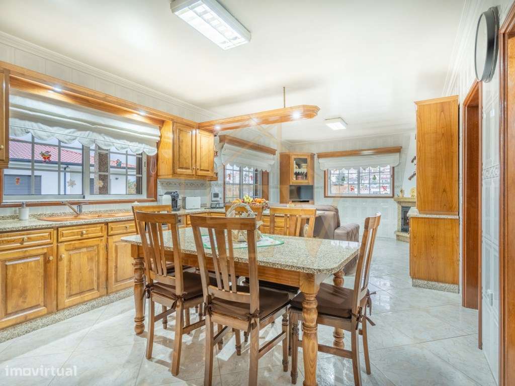 Moradia T4 em Aldão-13