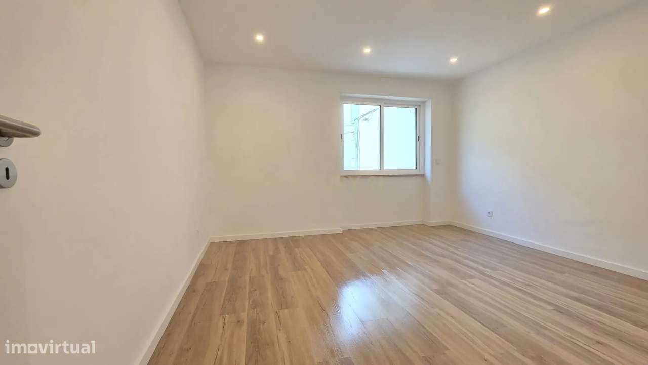 T2 Totalmente Remodelado com Terraço em Algueirão-Mem Martins-7