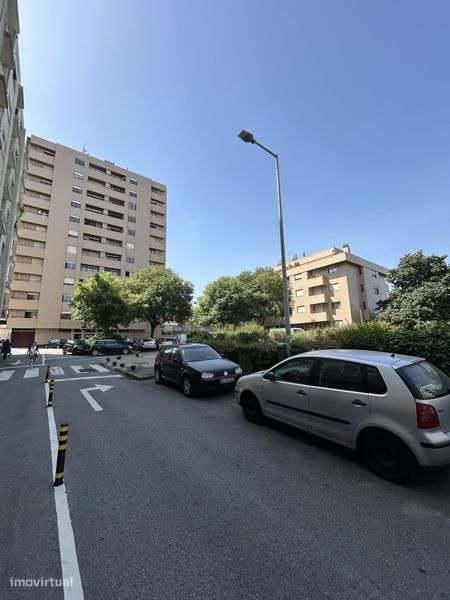 Fechada /Box 2 carros / Rua Costa Cabral/ Combatentes/ Silva Tapada - Grande imagem: 4/10