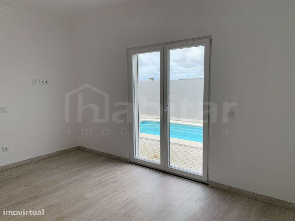 Moradia NOVA com Garagem e Piscina-17