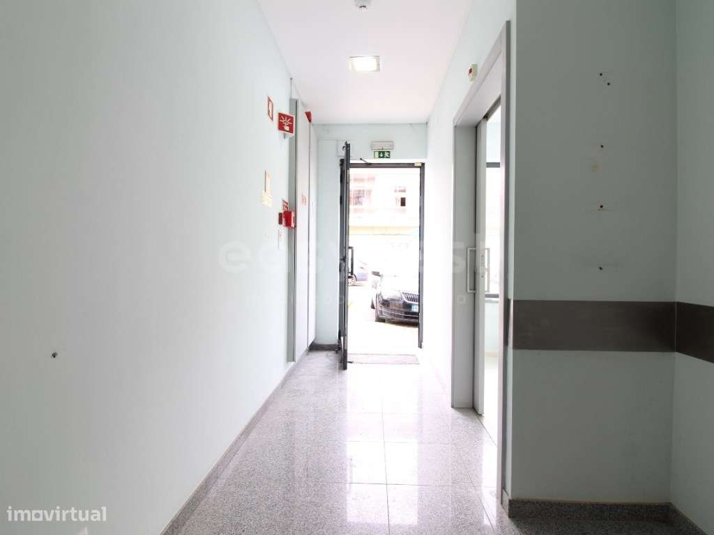 Espetacular Transformação de Loja em Apartamento T2+1 com Espaço Ex... - Grande imagem: 4/28