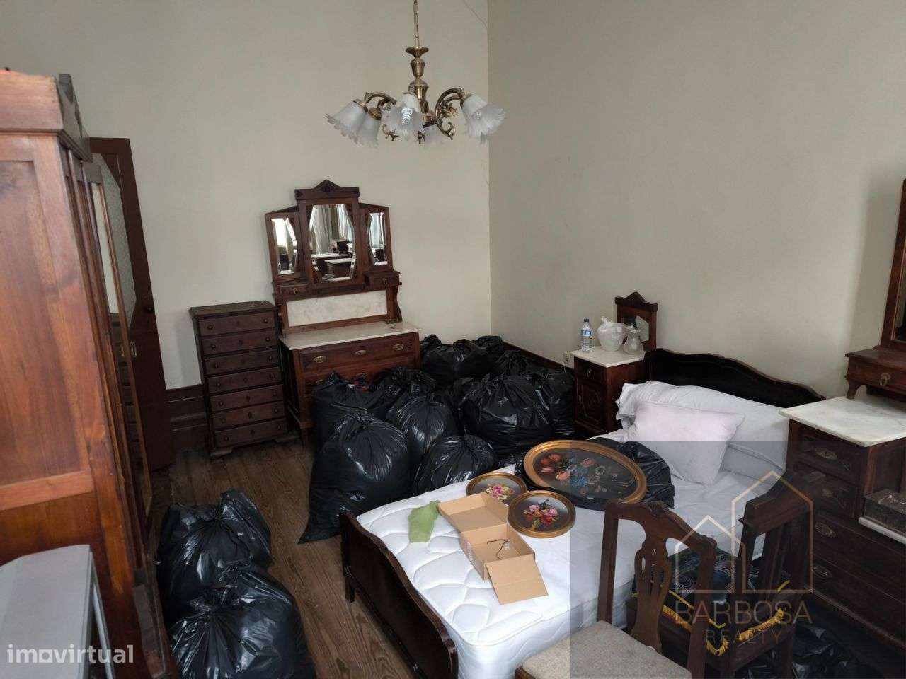 Moradia ANTAS - Av. F. Magalhaes - possivel prédio R/Ch+5! Zona ARU!-8