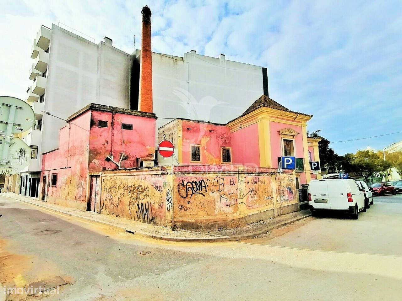 PRÉDIO CENTENÁRIO NA BAIXA DA CIDADE DE FARO - Grande imagem: 2/19