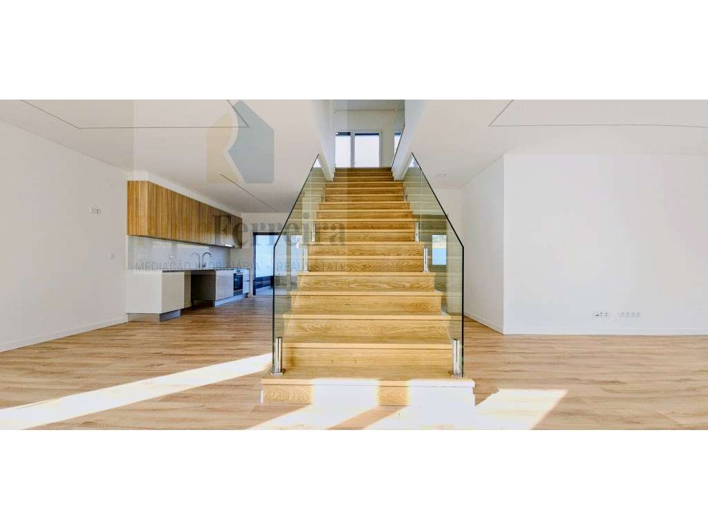 Espetacular Moradia T4 Nova, com Garagem e Logradouro!-11