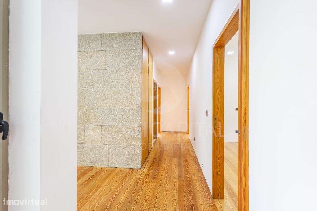Moradia T4 Térrea de Luxo em Pedra com Terreno, Garagem e Levada Natur-10