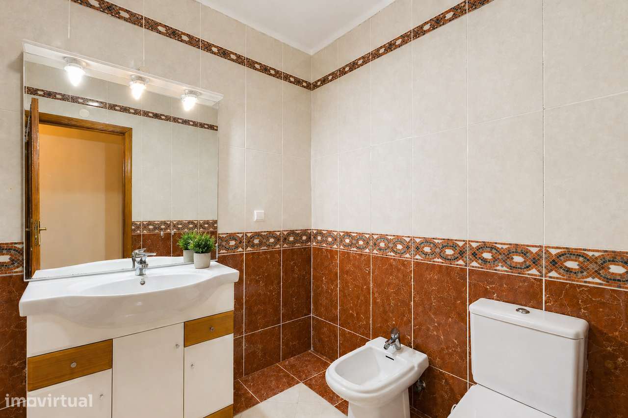 T3 com óptimas áreas e 1 Lugar de garagem, na II Fase Quinta da Piedad-8