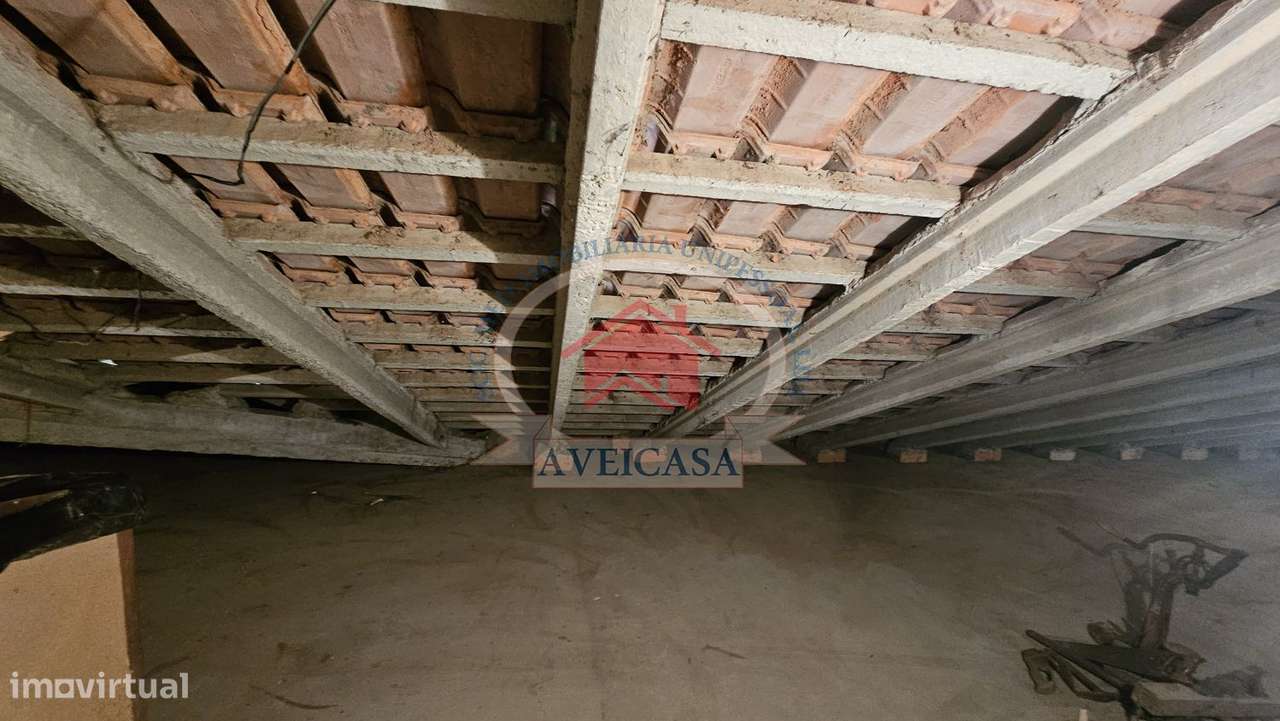 Moradia isolada T5 em bom estado com quintal e garagens-25