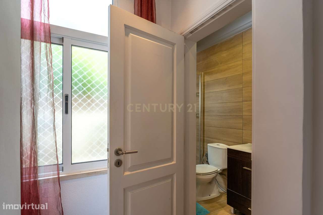 T2 em Campo de Ourique com Pátio de 23m²-13
