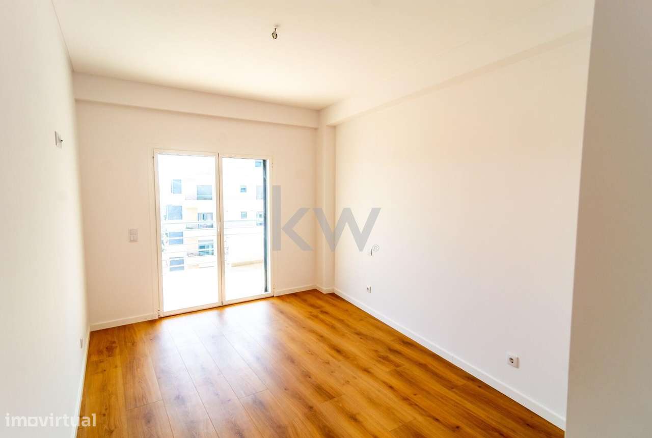 Oportunidade nas Colinas: T3 com Estilo, Luz Natural e Estacionamento-31