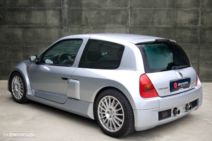 Renault Clio 3.0 V6 Sport - 9