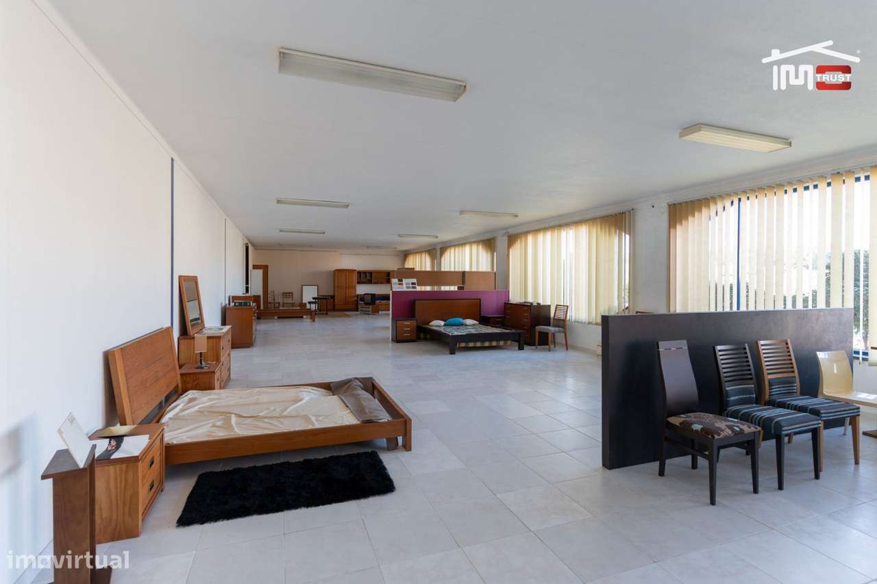 ARMAZÉM COM 7OO M2, ESCRITORIOS E SHOWROOM (OUREM) - Grande imagem: 2/25