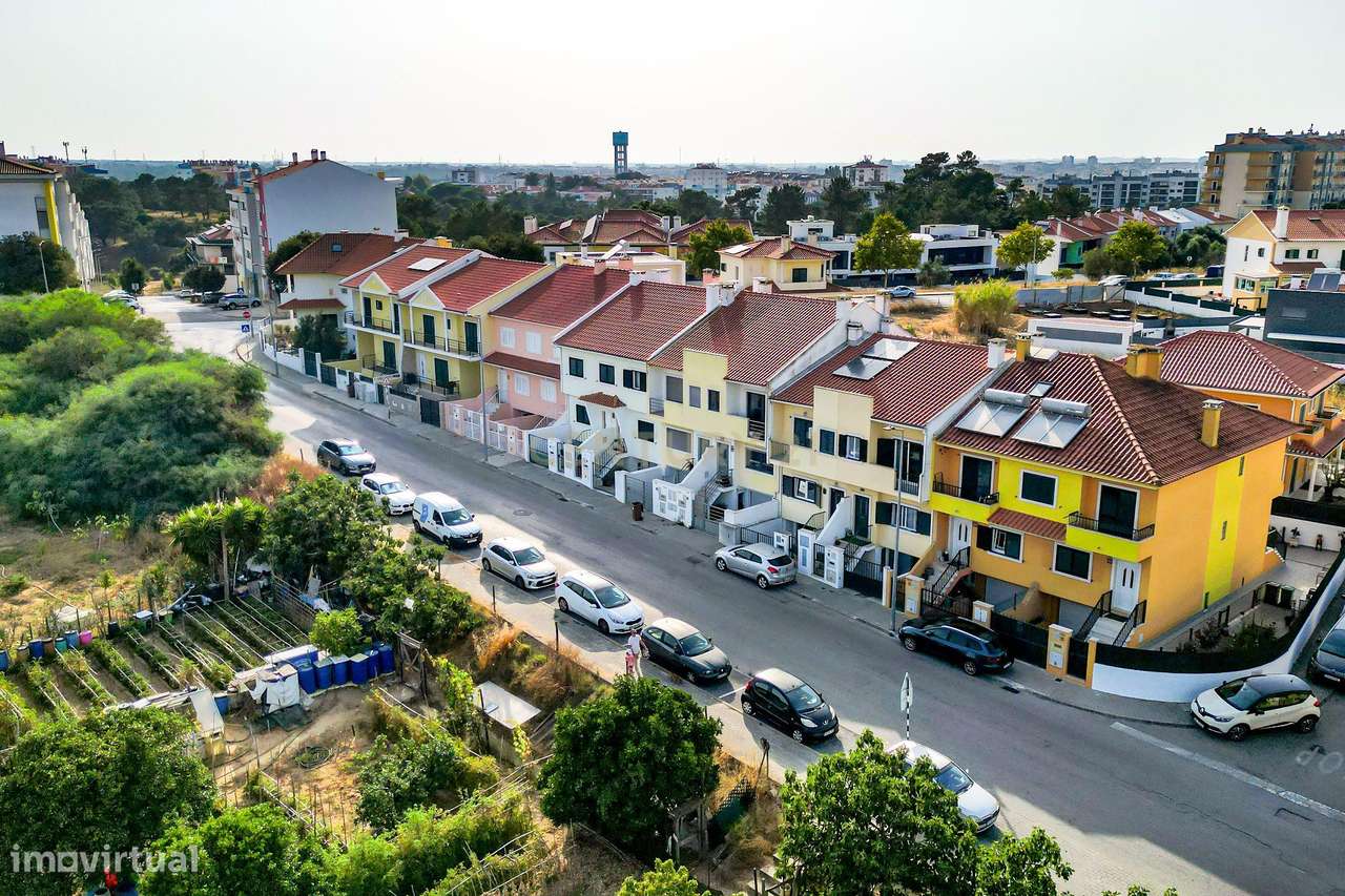 Moradia em Banda T3+1 com quintal e garagem em Zona Tranquila – Bacelo-33