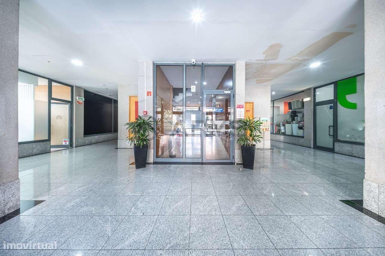 Apartamento T1+1 localizado em São Vitor constituído por elevador e...-15