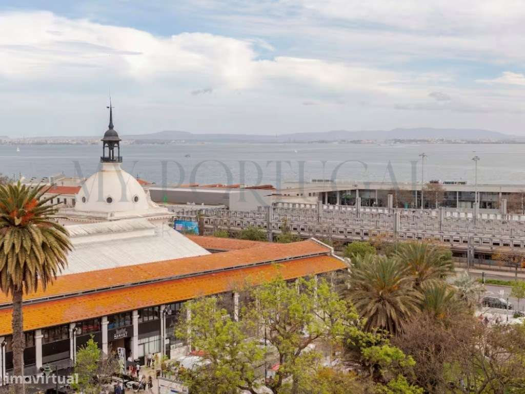 Refúgio de Design e Luz na Praça Dom Luís I - Onde o Rio encontra a...-29