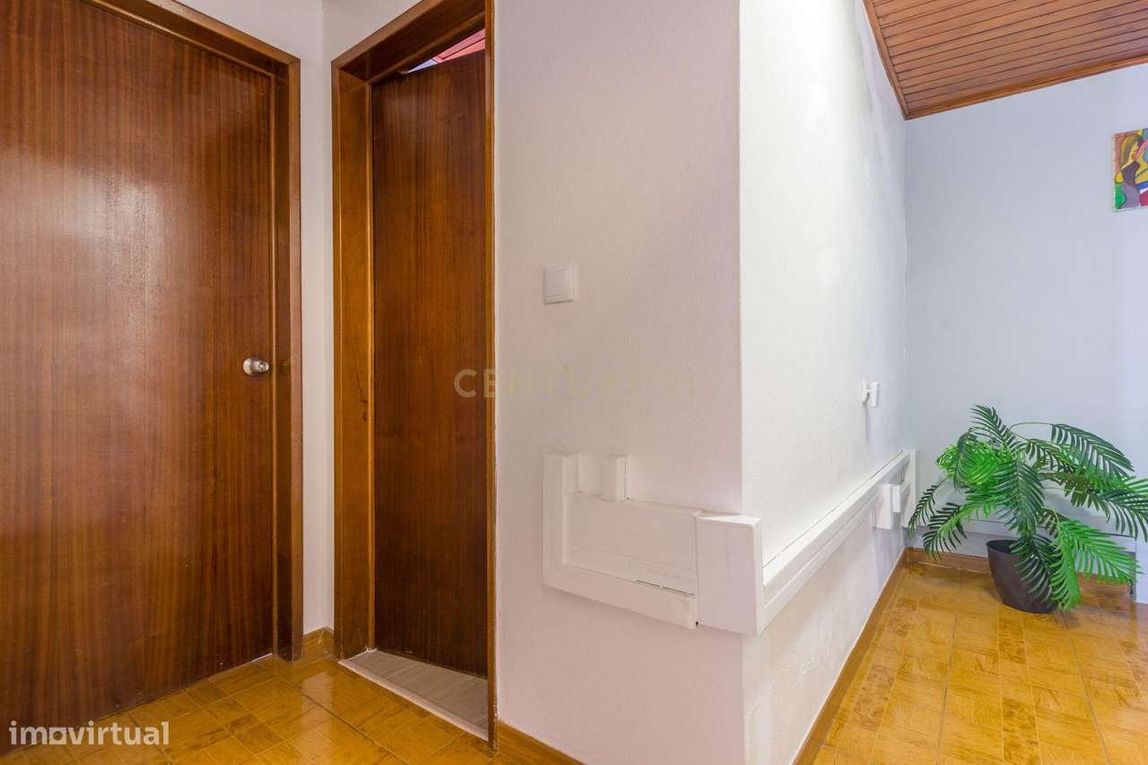 Moradia isolada  de gaveto com  5 assoalhadas num lote de 426 m2 na Qu-18