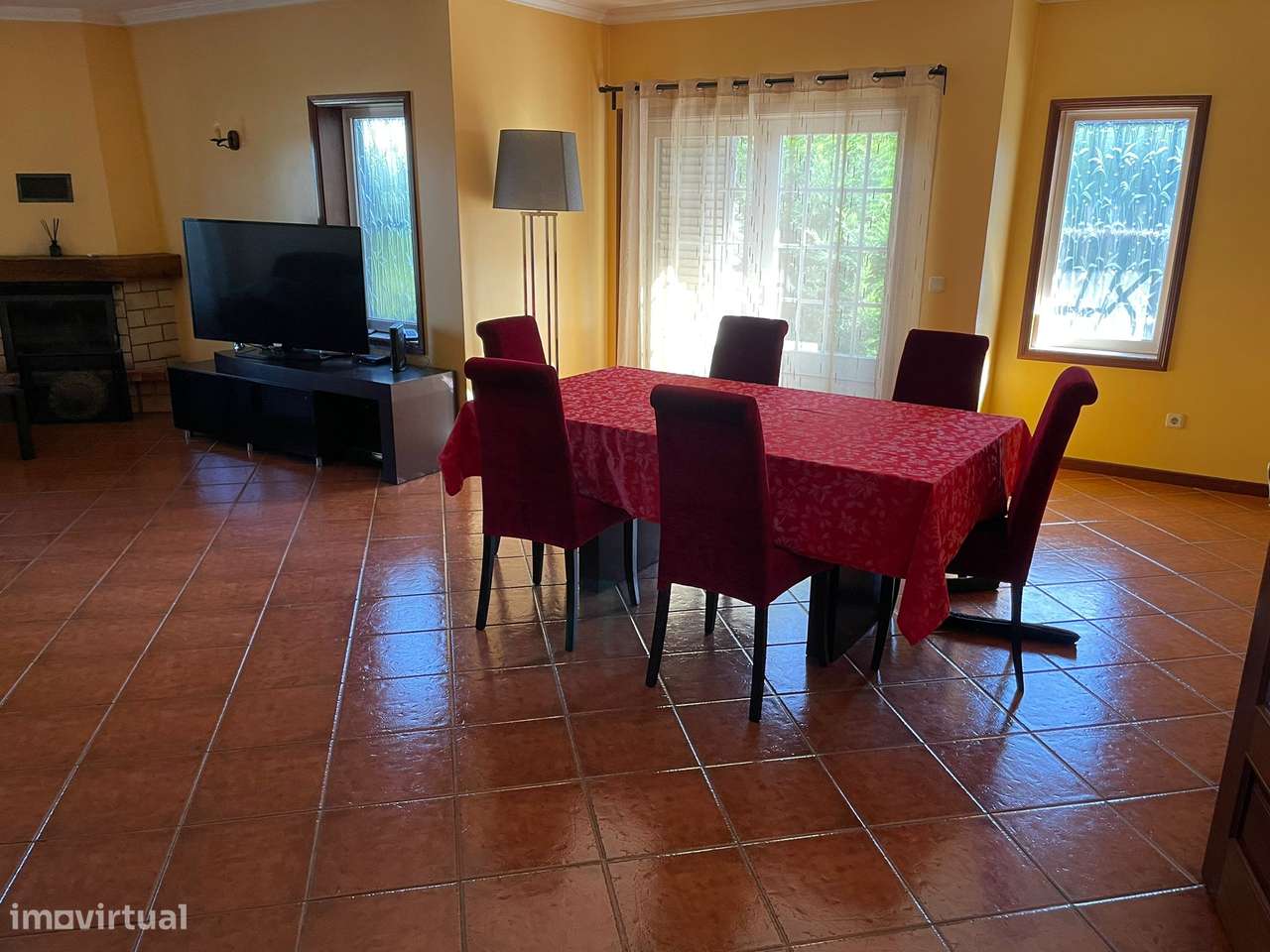 Moradia de 4 frentes com painéis solares, T4, piscina, cave e jardim - Grande imagem: 4/27