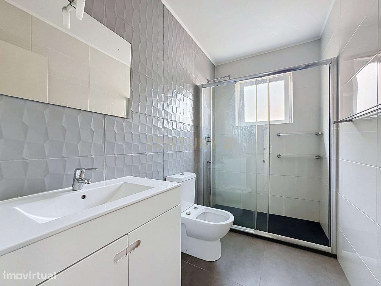 Apart. T3 remodelado em Paio Pires-15