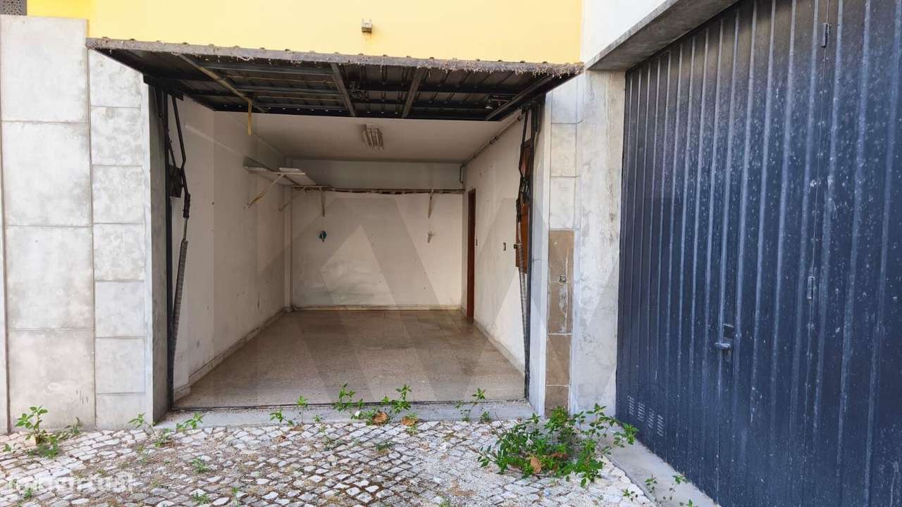Garagem Box com saída para o exterior e casa de banho - Lourel - Grande imagem: 2/14