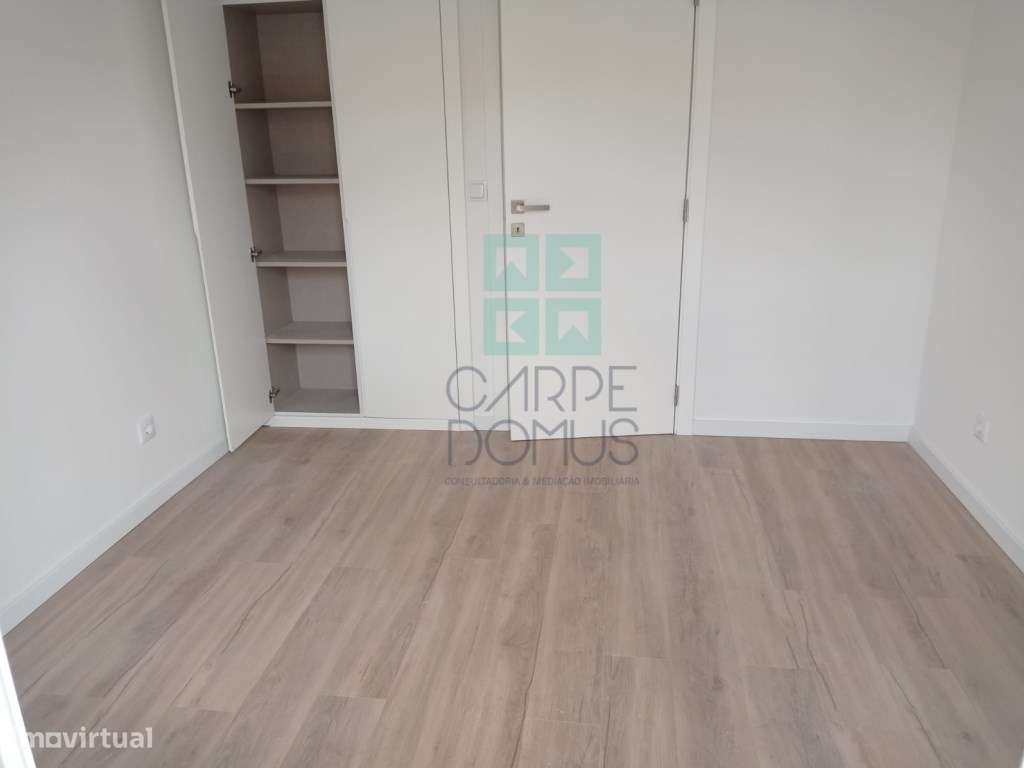 Apartamento T3, totalmente renovado, c/ varandas, na Avenida do Uru...-22