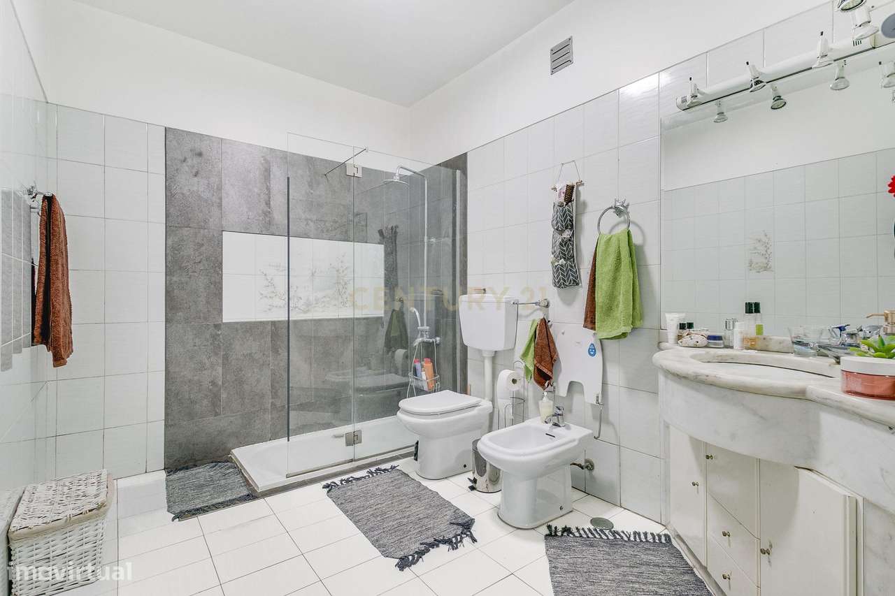 Espaçoso apartamento T4 transformado em T3-22