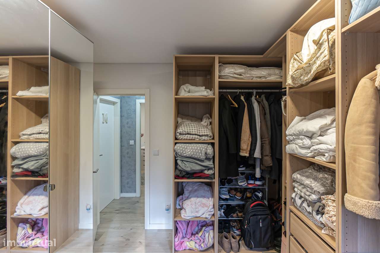 Moradia T4+1 renovada com anexo e jardim em Canidelo-26