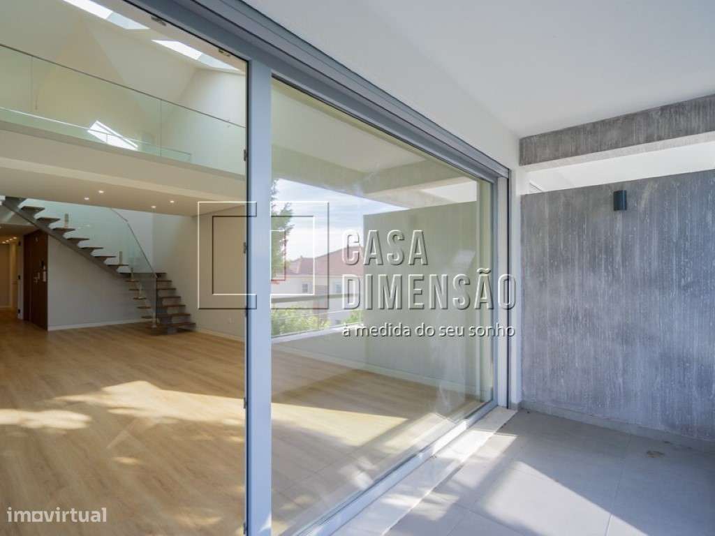 Apartamento De Tipologia T3 1 Novo Com 245M2 Com Varanda E Uma Mez