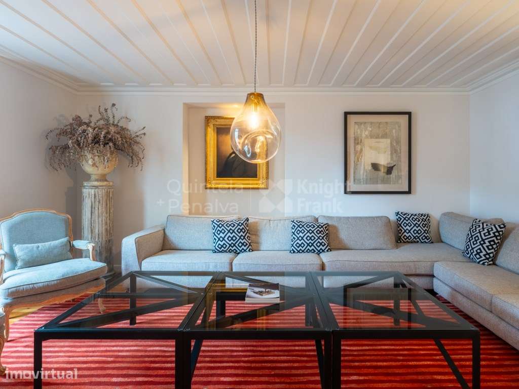 Moradia T8 com pátio para arrendamento no centro de Cascais - Grande imagem: 4/47