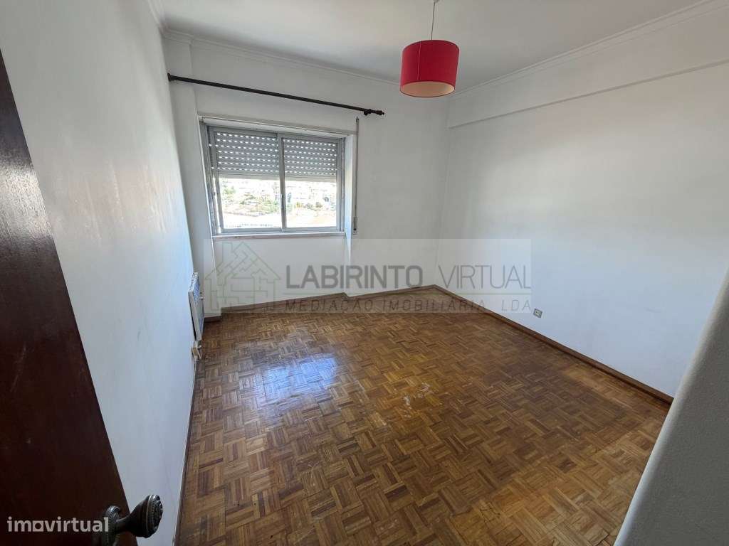 Vende-se T2 com arrecadação na Codivel, perto metro de Odivelas.-11