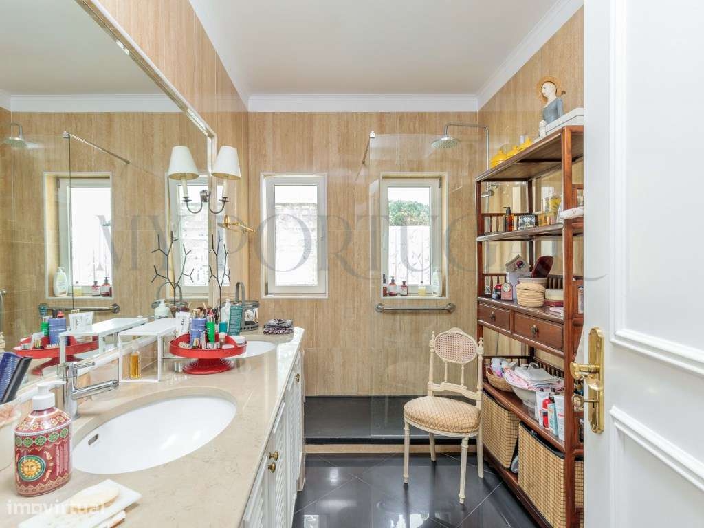 Elegância e História no Estoril: T2 com Vista Piscina no Condomínio...-5