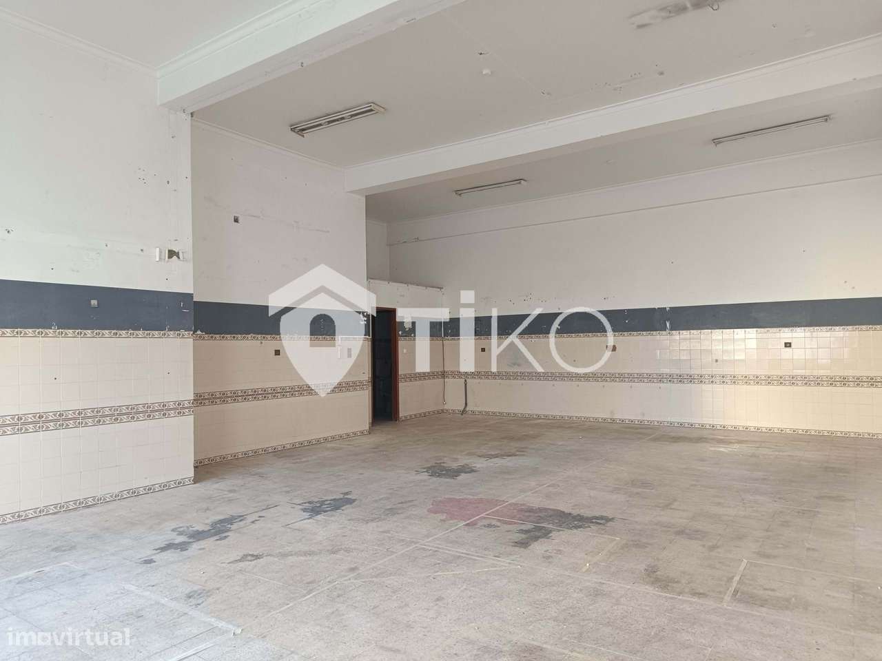 Loja com 2 janelas, ampla porta e montra frontal — Reboleira - Grande imagem: 5/22