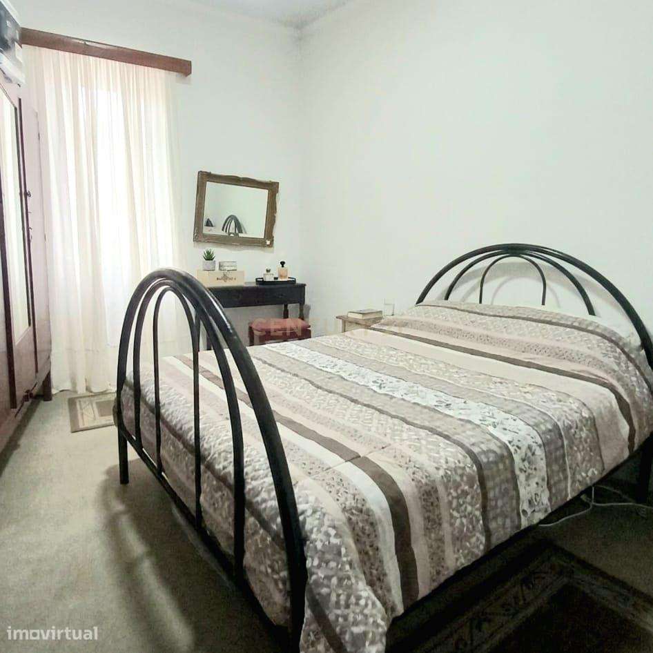 Oportunidade com Potencial – Moradia com Quintal e Estacionamento - Grande imagem: 5/12