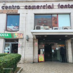 Loja com 95m2 no Centro Comercial Fonte das Eiras em Agualva