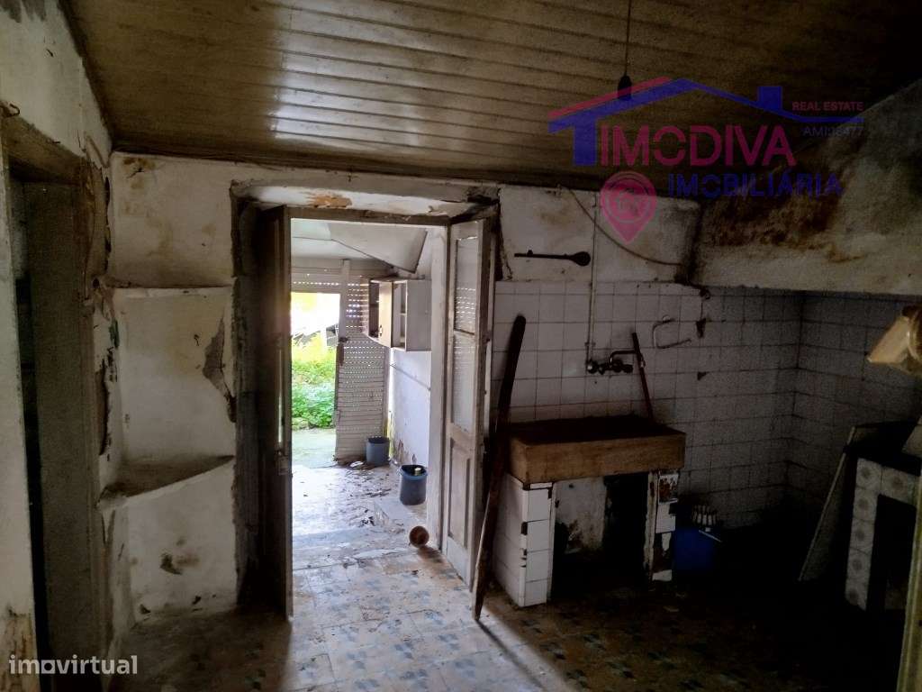 Moradia T2 com arrecadações, garagem e quintal em Constância-17