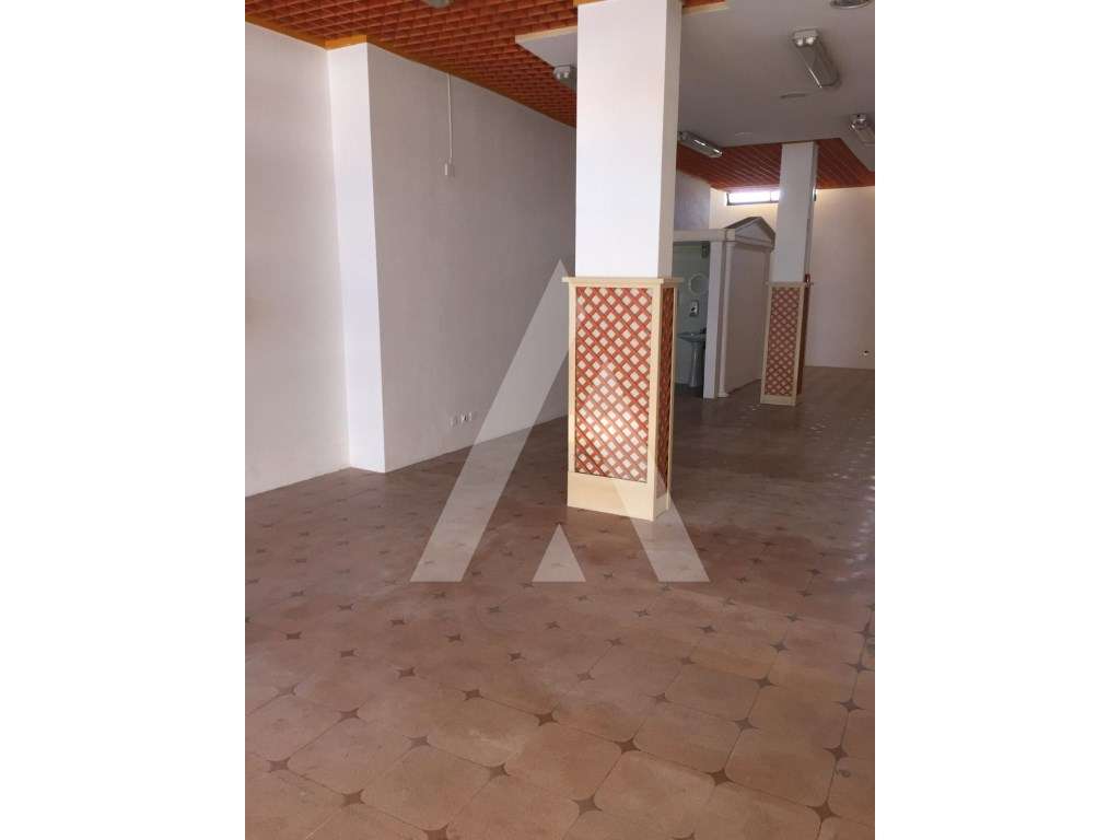 Loja na Gafanha da Nazaré, com garagem fechada.-4