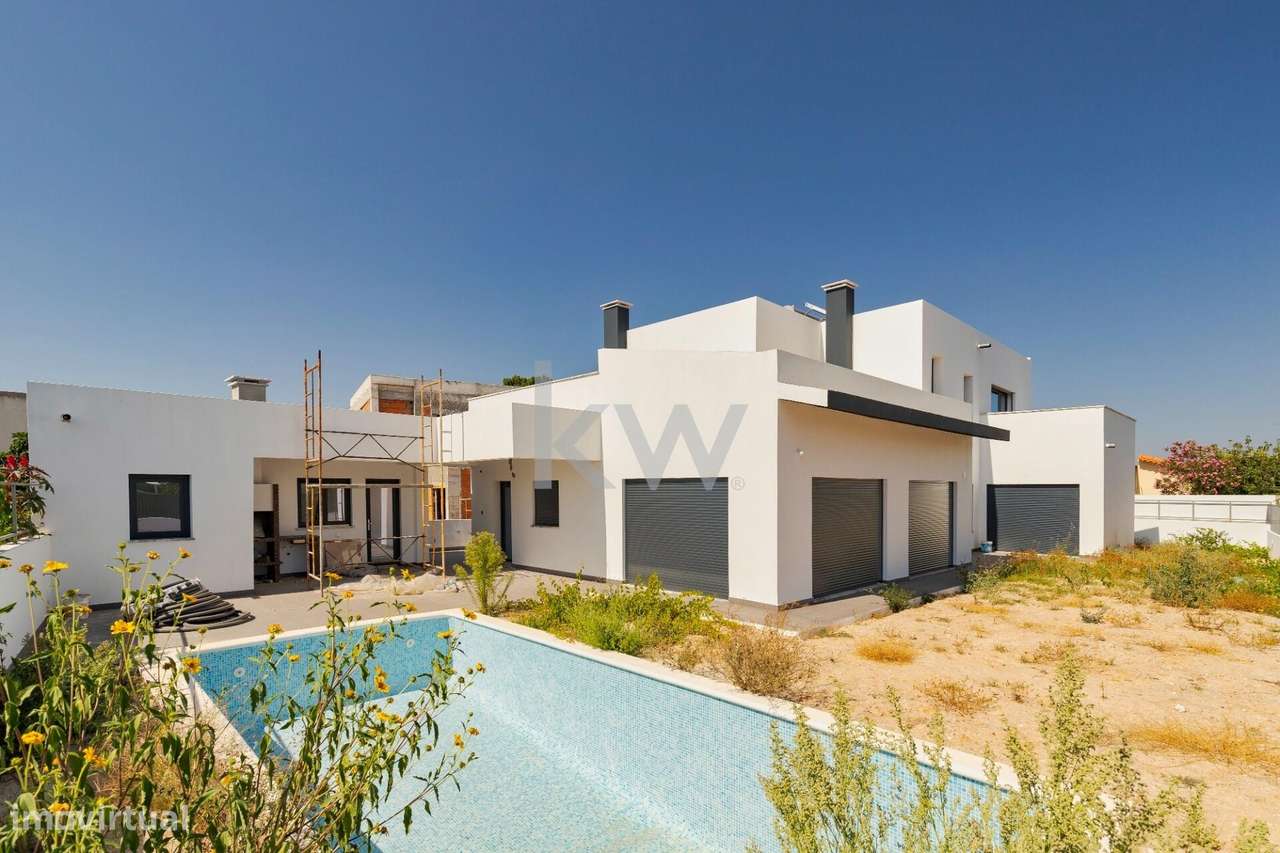 Deslumbrante moradia T5 de 2 pisos com piscina em Azeitão - Setúbal - Grande imagem: 3/27