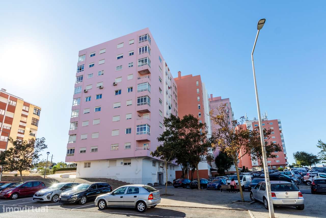 Apartamento T3 convertido em T2 c/ 2 Salas, Semi Remodelado em São Mar-41