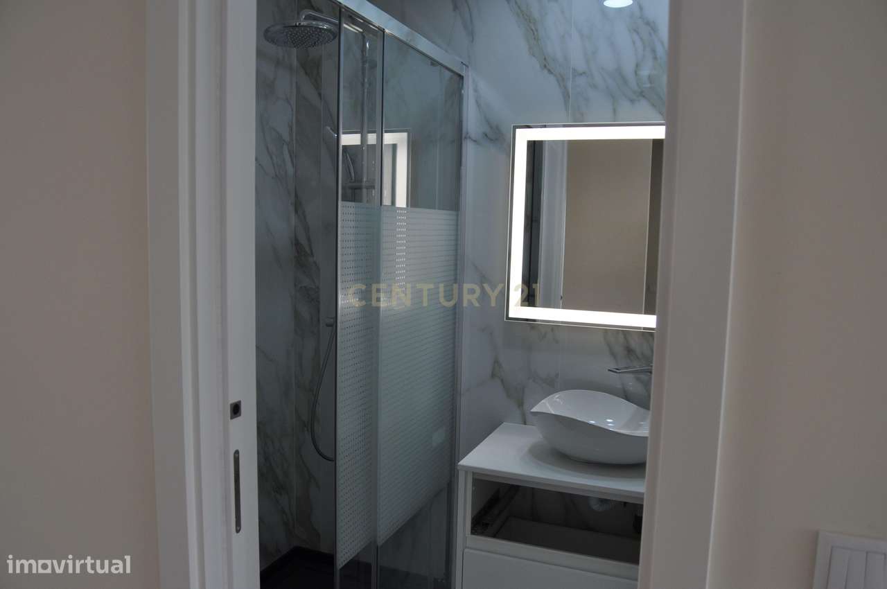 Moradia T4+1 Contemporânea com Piscina-10