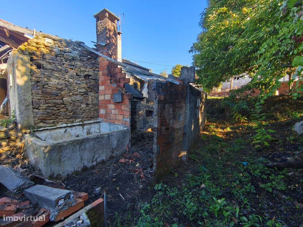 Ruina com terreno, no coração de aldeia tranquila e muito próxima d...-7