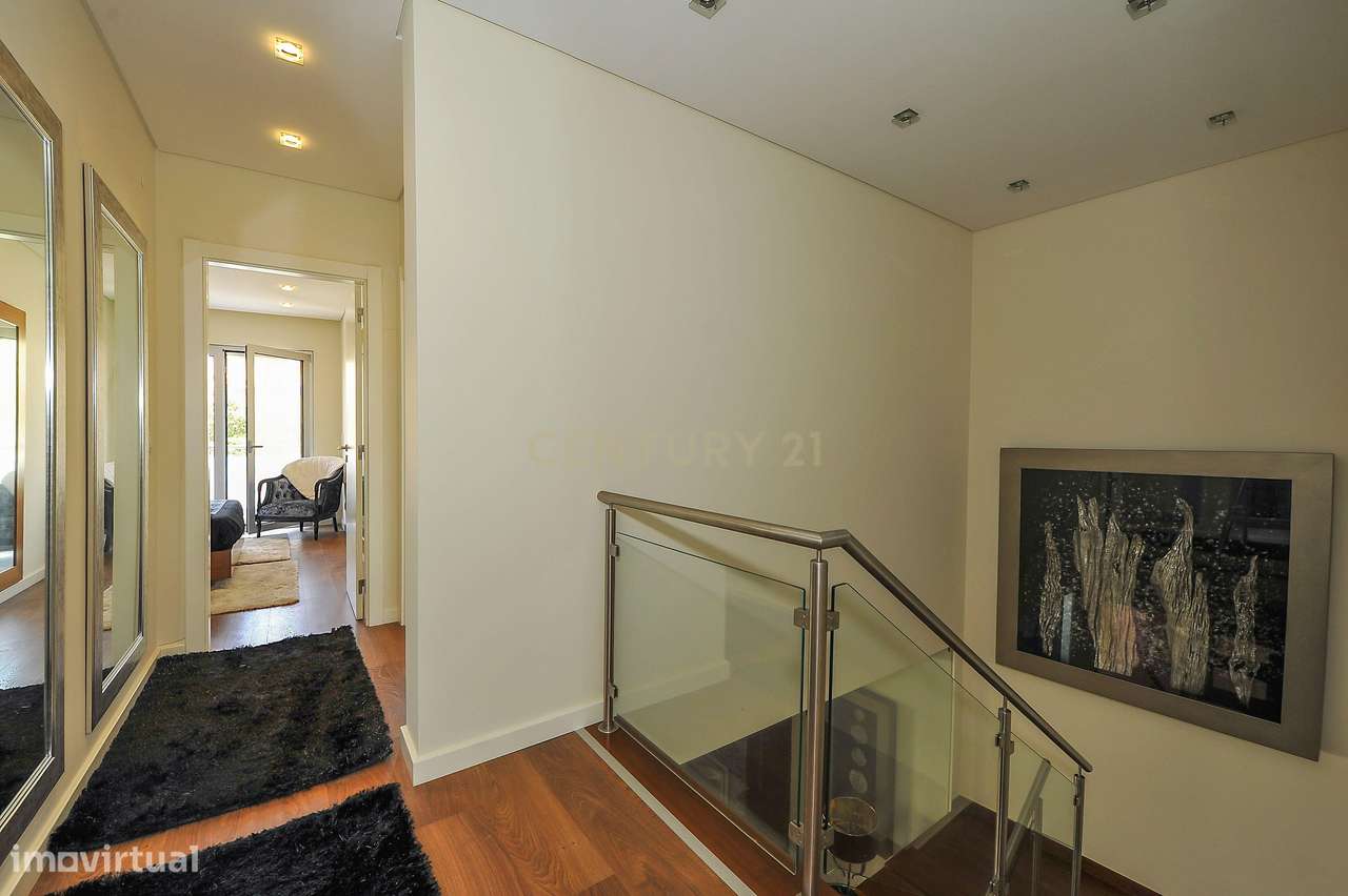 Moradia T3+1 Alto da Parede, em Condomínio Fechado com Vista Mar-17