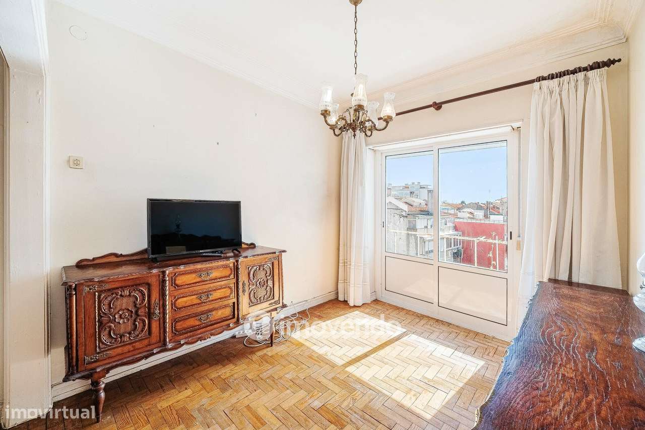 Apartamento T2 com duas varandas, na Graça, em Lisboa-3