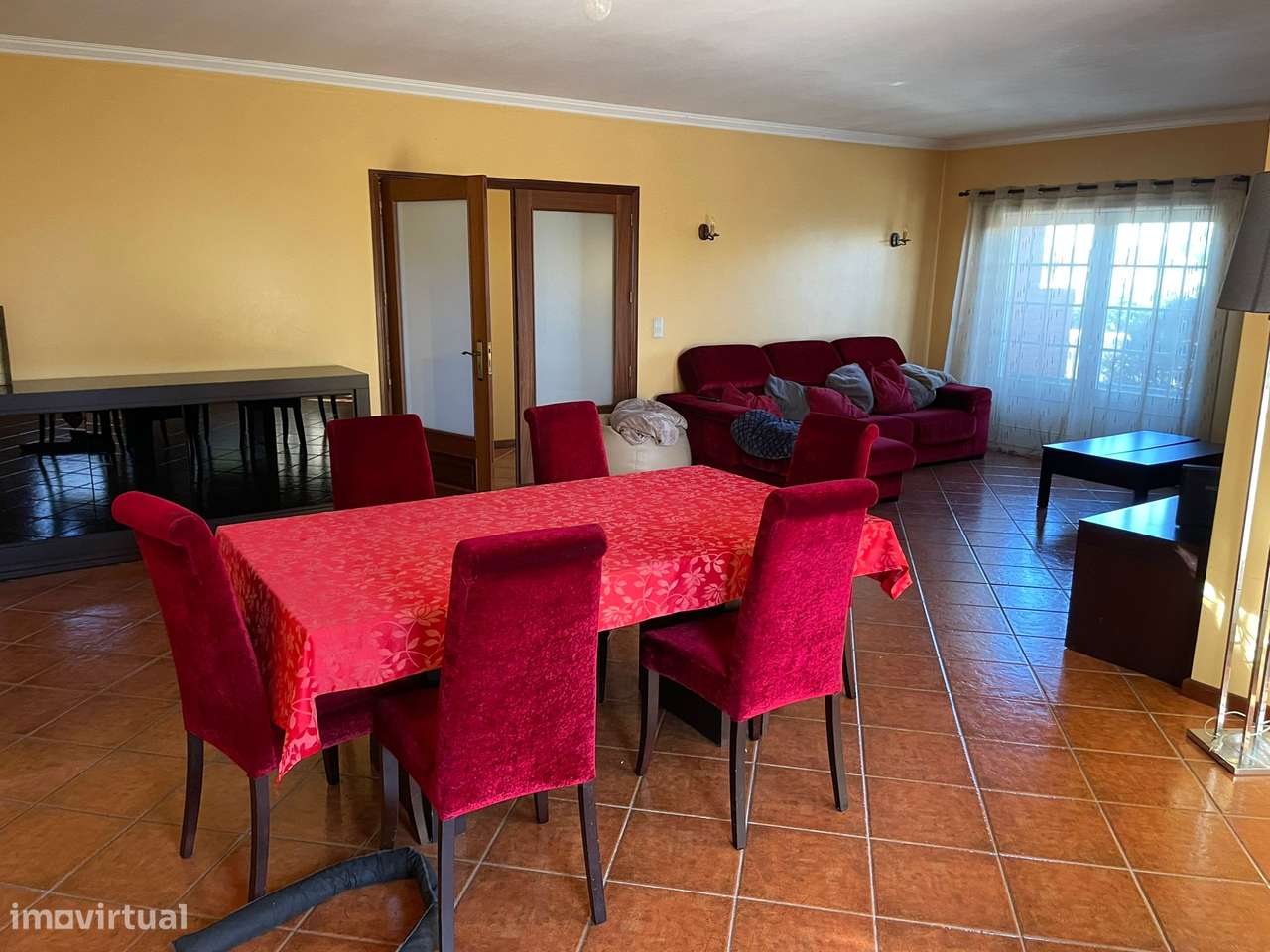 Moradia de 4 frentes com painéis solares, T4, piscina, cave e jardim-5