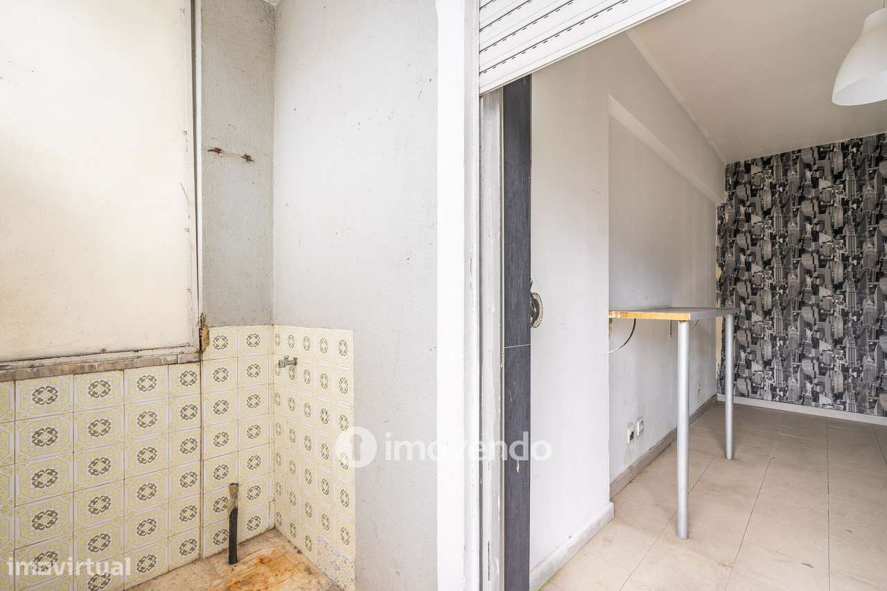 Apartamento T1 para renovação, junto da Praia de Paço de Arcos-8
