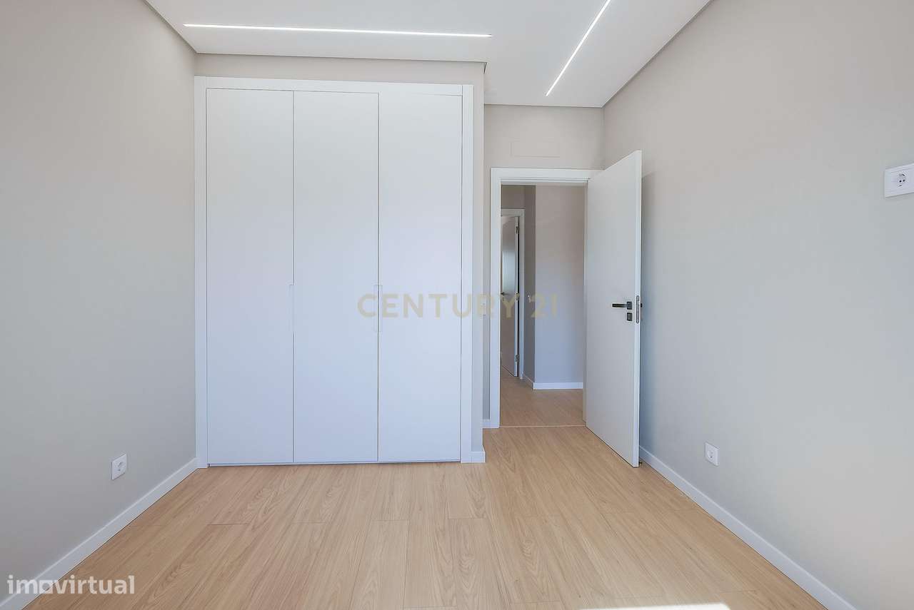 Apartamento T3 Totalmente Renovado | Estoril | Junto aos Salesianos-13