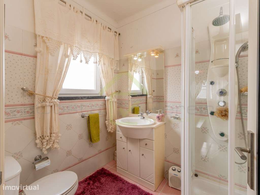 Moradia T4 a minutos dos acessos da A8 e perto das praias de região-16