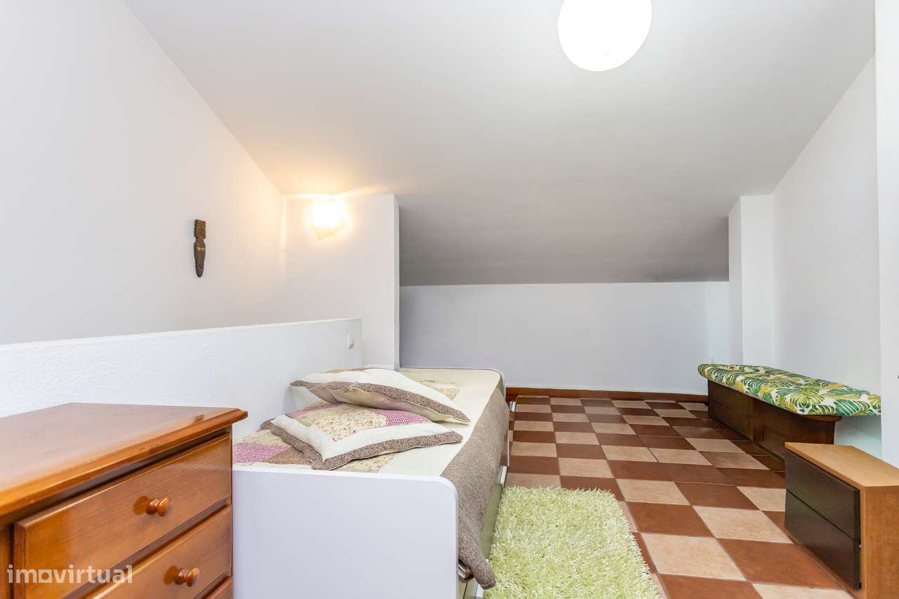 Moradia em banda T3 + 1-26