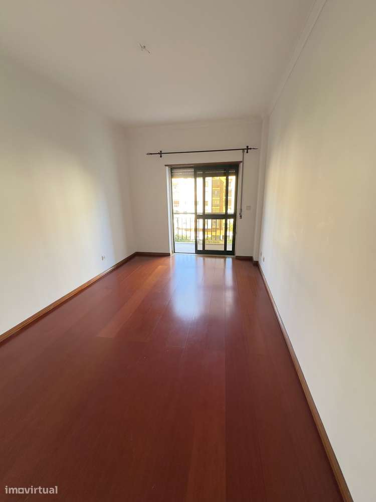 T2 com varanda, elevador e ótima localização - Grande imagem: 5/19