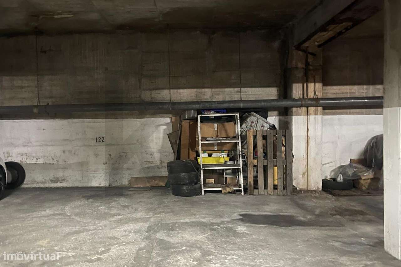 Lugar de garagem junto à Avenida Bombeiros Voluntários de Algés - Grande imagem: 3/13