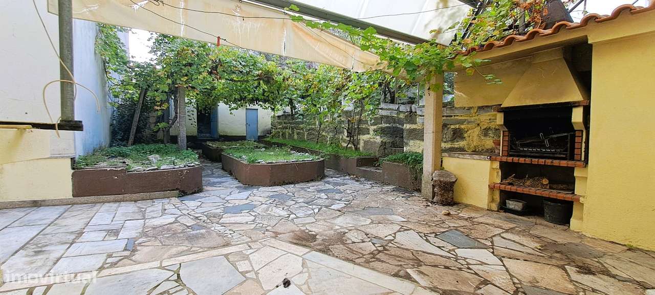 Moradia T5 com garagem e jardim em Miranda do Douro-47