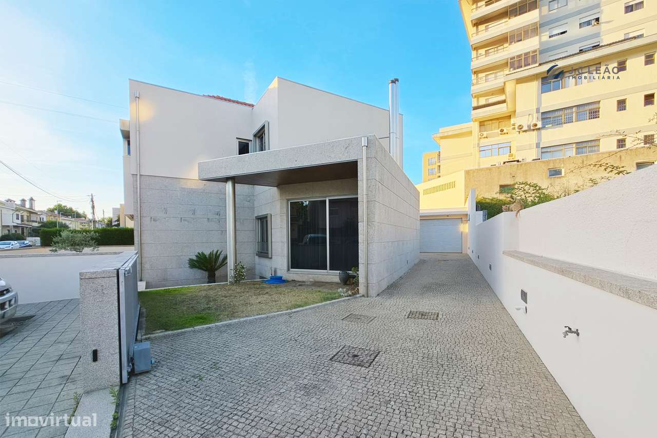 MORADIA DE LUXO T4+1 de quatro Frentes | VALONGO-30